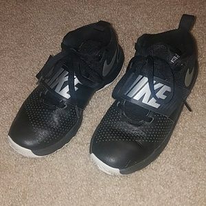 Nike Team Hustle Boy's Tennis Shoes - Size 4